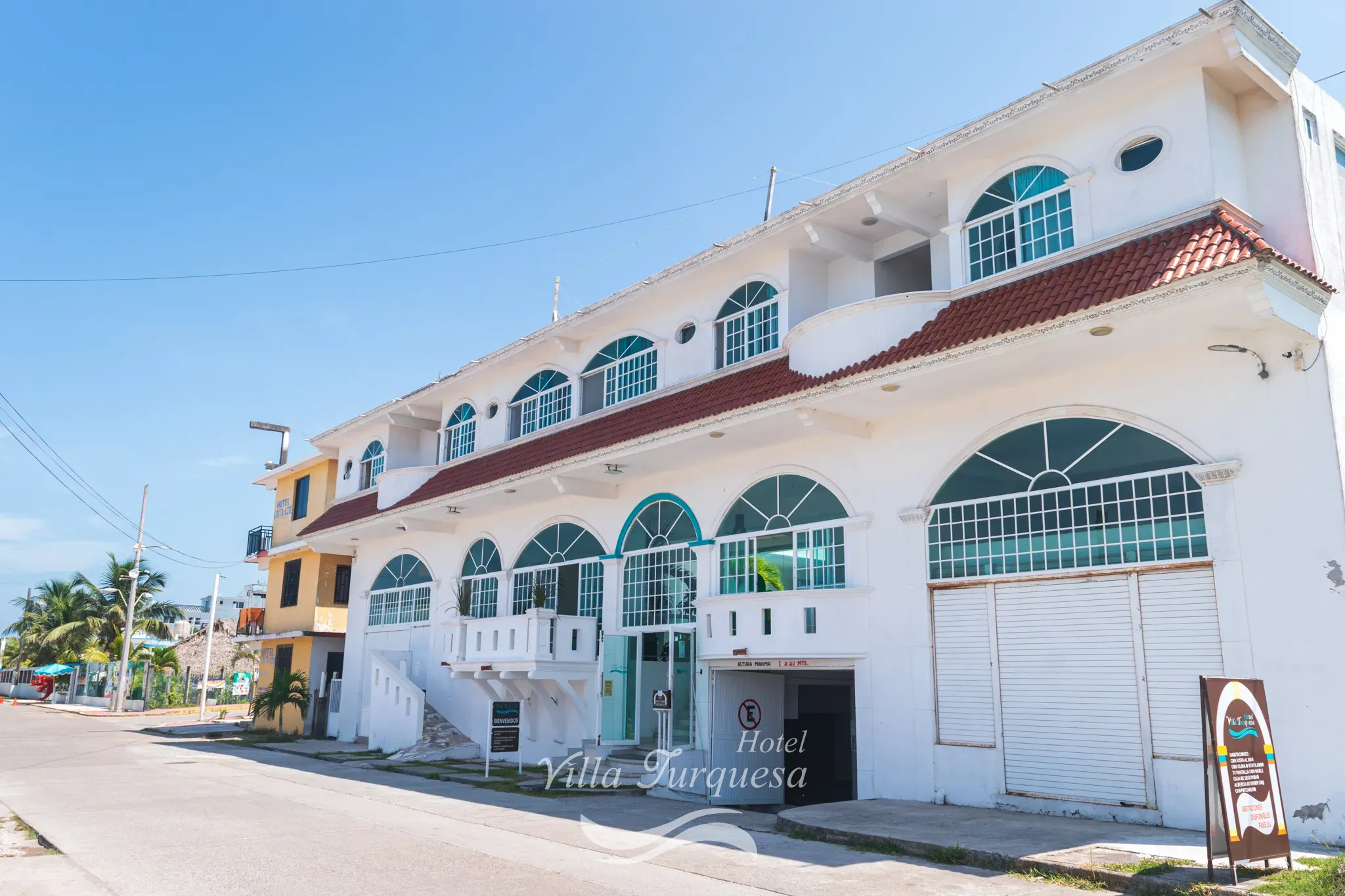 Fachada del hotel sobre la Av. Paseo de las Palmas · Hotel Villa Turquesa